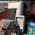 Motorista abandona carro em chamas, perto de posto de combustível
