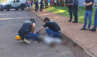 Corpo da vítima, peritos e policiais no local do assassinato. (Foto: Adilson Domingos)