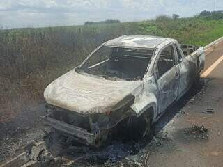 Caminhonete foi completamente consumida pelo fogo de incêndio. (Foto: Reprodução/BNC Notícias)