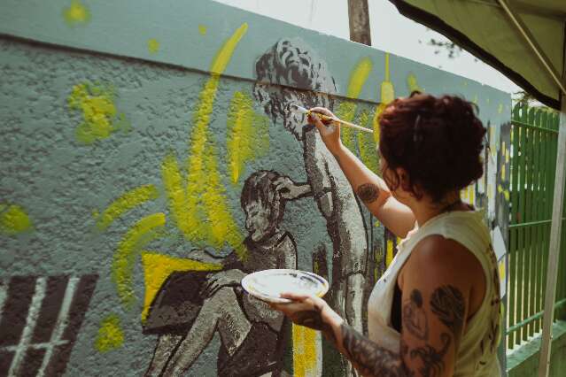 Muros de escolas públicas viram telas com arte que narra questões sociais