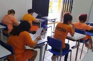 Detentas realizavam prova de avanço escolar nesta terça-feira (Foto: Divulgação)