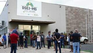 Lideranças indígenas em frente à sede do Dsei-MS, na Vila Bandeirante, em Campo Grande (Foto: Alex Machado)