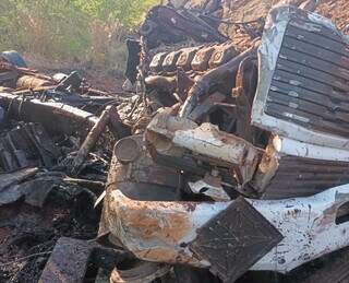 Caminhão ficou destruído (Foto: reprodução: / Jardim MS News)
