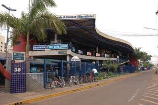 Fachada do Camelódromo em 2004, seis anos após sua inauguração (Foto: Arquivo/Campo Grande News)