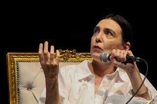 Adriana Calcanhotto durante conversa na 35ª Noite da Poesia em Campo Grande. (Foto: Juliano Almeida)