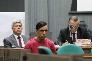 Lucas sentado no banco dos réus durante o julgamento nesta terça-feira (Foto: Henrique Kawaminami)