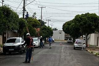 Funcionários trabalham na manutenção de cabos em Chapadão do Sul (Foto: Divulgação/Prefeitura)