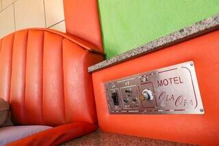 Um dos quartos do motel tem painel ao lado da cama. (Foto: Henrique Kawaminami)
