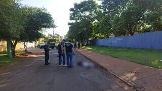 Peritos e policiais ao lado do corpo de Sérgio Barbosa, na manhã de domingo (Foto: Adilson Domingos)