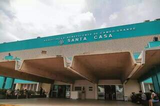 Fachada da Santa Casa, onde a vítima recebe cuidados médicos. (Foto: Arquivo/Campo Grande News)