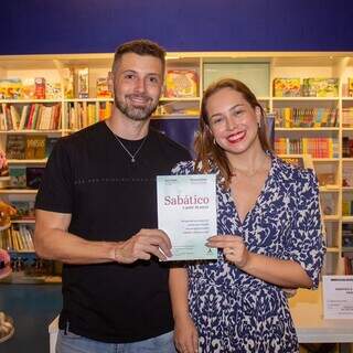 Escritor Eberson Terra e jornalista Iara Vilela segurando livro lançado no último mês (Foto: Acervo Pessoal)