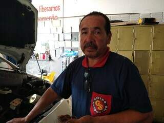 Silvio André Torres, 55 anos, é proprietário de uma mecânica na Avenida Brilhante, e relata que condutores só respeitam a velocidade próximo ao radar (Foto: Geniffer Valeriano)