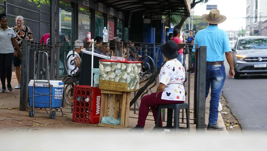 Vendedores ambulantes retornam às calçadas do Centro e incomodam comércio formal