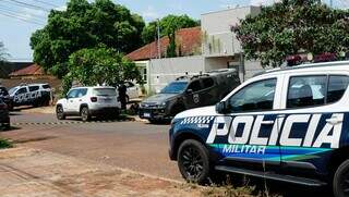 Movimentação na rua onde o policial morava há dez dias (Foto: Alex Machado)