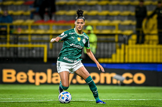 Amanda Gutierres com a posse da bola durante confronto com o Atlético Nacional. (Foto: Staff Images/Conmebol)