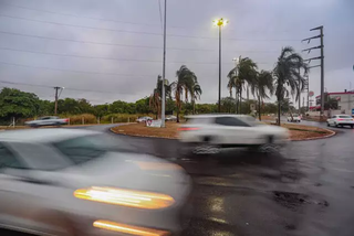 Veículos em alta velocidade no cruzamento entre a Avenida Tamandaré e a Euler de Azevedo (Foto: Marcos Maluf/Arquivo)