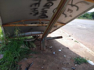 Ponto de ônibus derrubado, na Avenida Ernesto Geisel (Foto: Marcos Maluf)