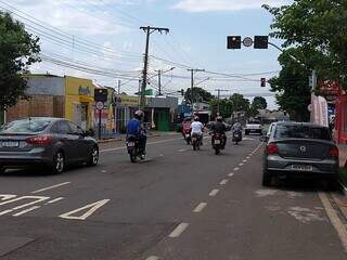 Movimentação do trânsito na Avenida Brilhante, em Campo Grande (Foto: Geniffer Valeriano)