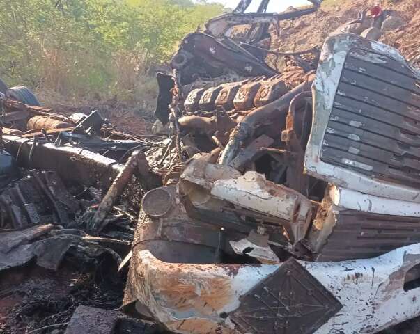 Caminh&atilde;o cai em ribanceira da Serra de Maracaju e motorista morre