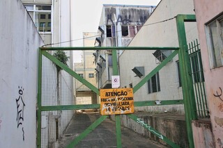 Portão fechado desde que Incra foi desocupado: prédio condenado após vistoria dos bombeiros (Foto: Paulo Francis)