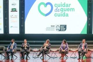 No dia 4 de outubro, o governador do Estado Eduardo Riedel (PSDB), sentando no centro do palco, apresentou proposta para deputados (Foto: Arquivo/Marcos Maluf)