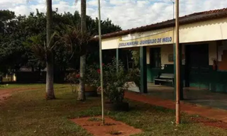 Frente e fachada da sede da escola usada hoje (Foto: Direto das Ruas)