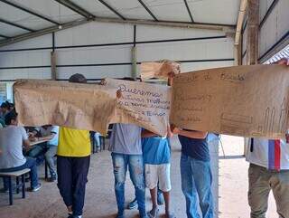 Estudantes seguram cartazes durante protesto em escola indígena (Foto: Direto das Ruas)