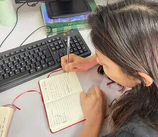 Letycia Thamara estuda à distância, pelo computador, a qualquer hora do dia (Foto: Arquivo pessoal)