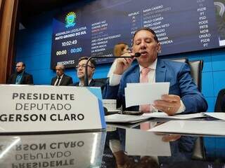Presidente da Assembleia Legislativa, deputado estadual Gerson Claro (PP) assina o projeto de lei (Foto: Luciana Nassar)
