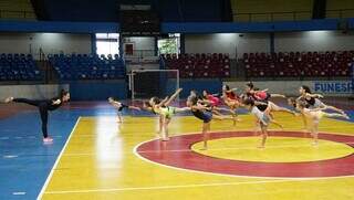 Professora de ginástica orientando as meninas no Ginásio Guanandizão (Foto: Alex Machado) 