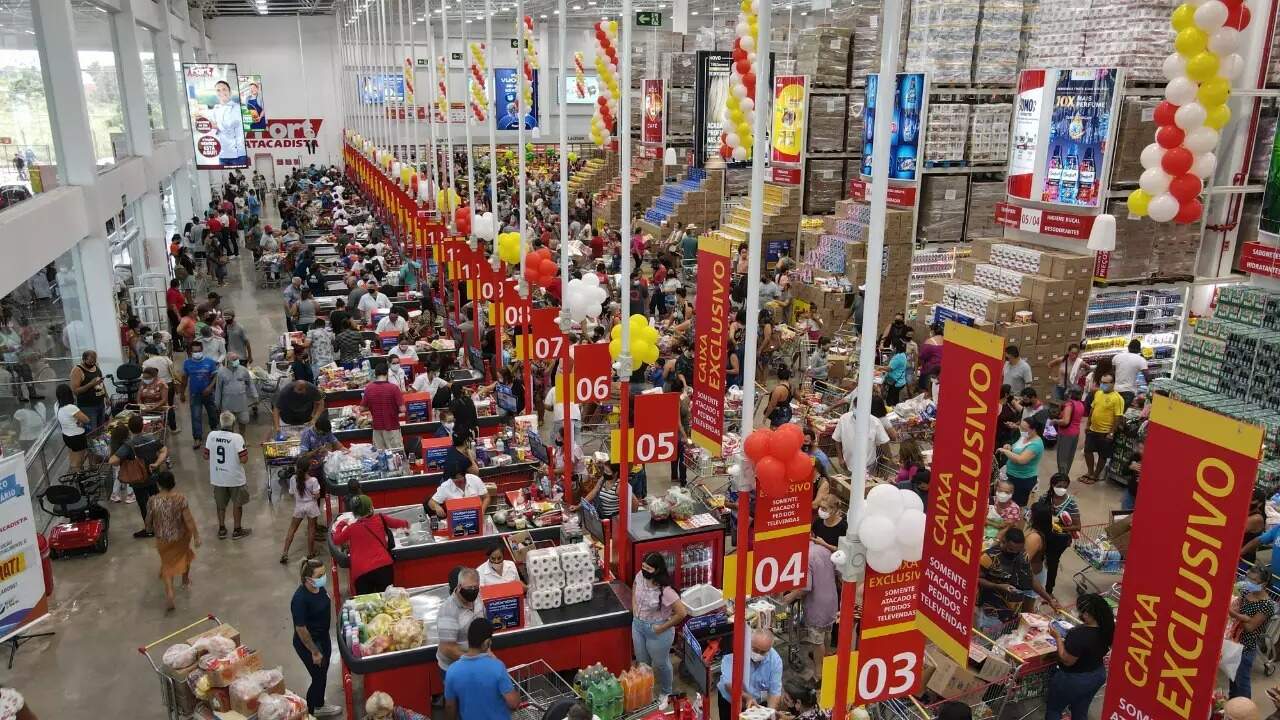 Sem exigir experiência, rede de supermercados ofertará 773 vagas de emprego