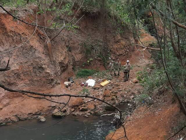 Homem morre afogado ao cair de cabe&ccedil;a em c&oacute;rrego