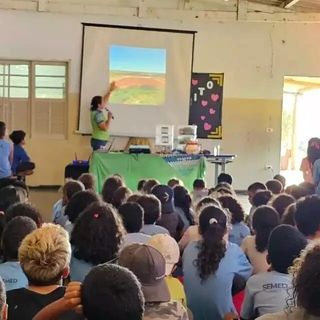 Com obra emperrada, alunos estudam em escola onde h&aacute; preocupa&ccedil;&atilde;o com agrot&oacute;xico