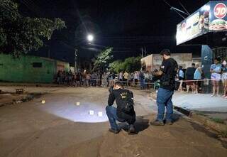 Perícia recolhe cápsulas utilizadas na execução. (Foto: Osmar Daniel)