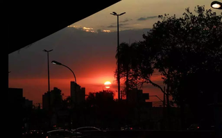 Sol alaranjado, uma &#34;bola de fogo&#34;, se põe na Capital. (Foto: Arquivo/Campo Grande News)