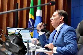 Presidente da Assembleia, Gerson Claro, durante votação de projetos. (Foto: Luciana Nassar/ALMS)