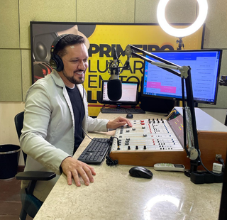 Deputado estadual Lucas de Lima (PDT) dentro do estúdio da FM Cidade, onde apresenta programas de rádio (Foto: Instagram)