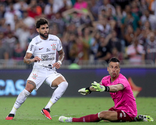 Yuri Alberto disputa a posse da bola com o goleiro do Fluminense. (Foto: Rodrigo Coca/Corinthians)