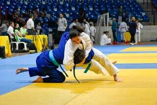 Judocas em combate no Ginásio Guanandizão, em Campo Grande (Foto: Bruno Rezende)