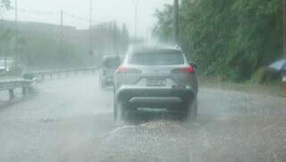 Veículo trafegando durante a tempestade na Capital (Foto: Alex Machado)
