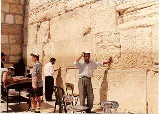 No Muro das Lamentações, em Jerusalém,  lugar de fazer orações e pedidos escritos em bilhetes inseridos em buracos nas lajes de pedras (Foto: Arthur Mário/Arquivo pessoal)