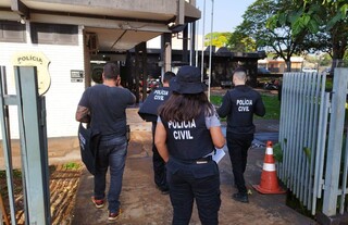 Policiais chegando à delegacia em Dourados após cumprir mandados (Foto: Adilson Domingos)