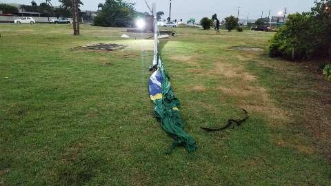 Temporal derruba mastro da Bandeira do Brasil, cartão postal de Dourados