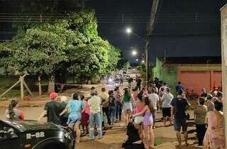 Moradores acompanham trabalho da polícia no local de execução (Foto: Osmar Daniel)