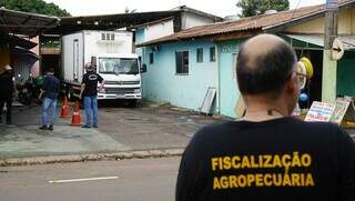 Caminhão foi levado para confiscar carne vencida em açougue (Foto: Alex Machado)