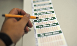 Volantes de aposta da Mega-Sena em agência lotérica. (Foto: Marcelo Casal Jr./Agência Brasil)