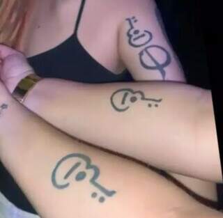 Priscila, a filha e a melhor amiga fizeram tatuagem em homagem à banda juntas (Foto: Arquivo Pessoal)