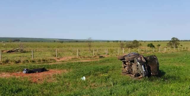 Casal &eacute; arremessado de ve&iacute;culo e morre &agrave;s margens de rodovia