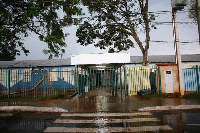 Durante temporal, escola tem telhado danificado e suspende aulas 