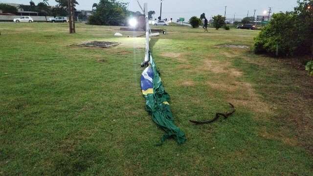 Temporal derruba mastro da Bandeira do Brasil, cart&atilde;o postal de Dourados